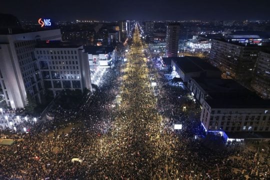 Μία από τις δεκάδες, αλλεπάλληλες, μαζικότατες πορείες διαμαρτυρίας στη Σερβία